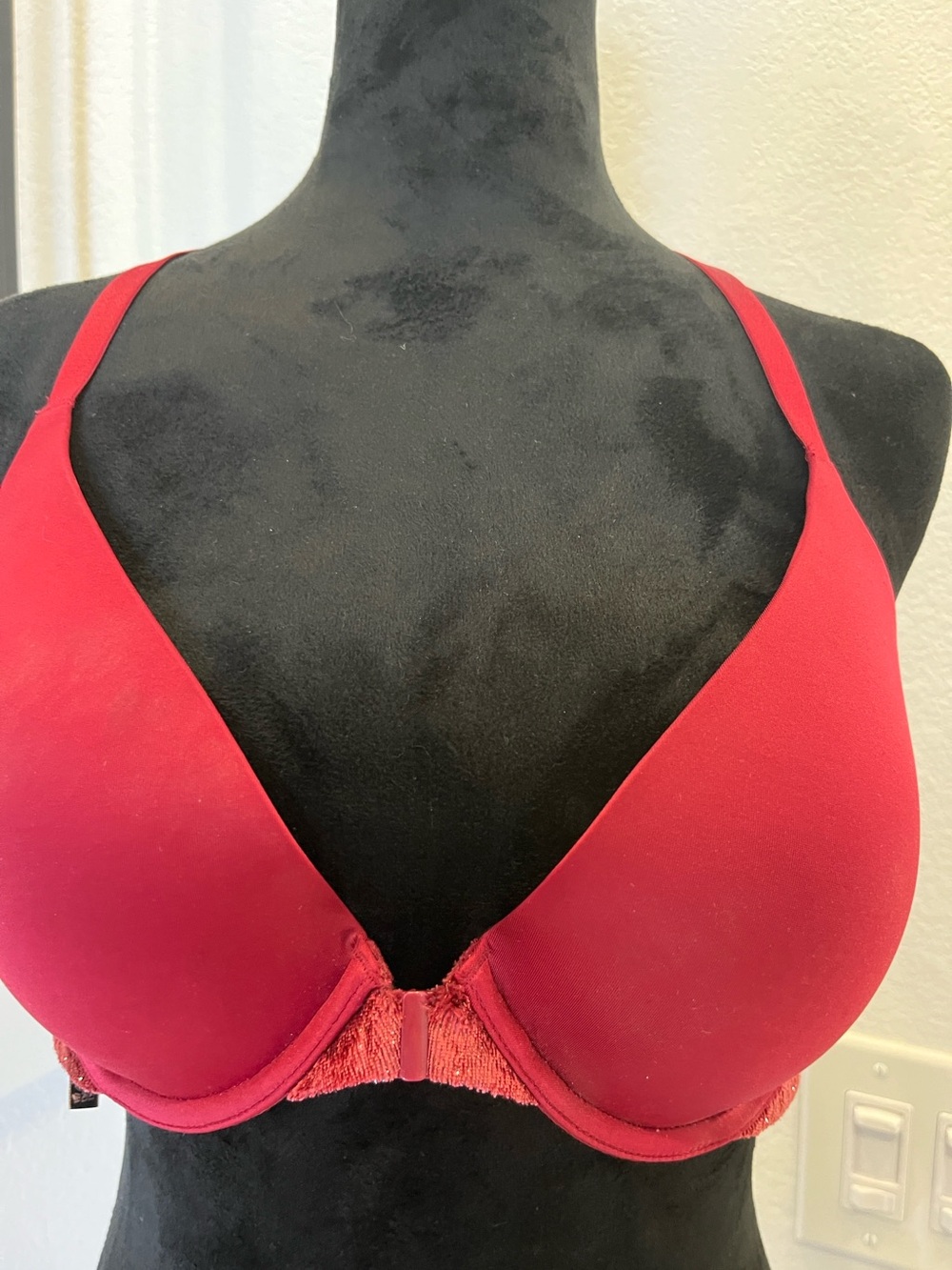 🔥Victoria Secret- 🔥new with tags red bra🔥 sexy for the Holidays..